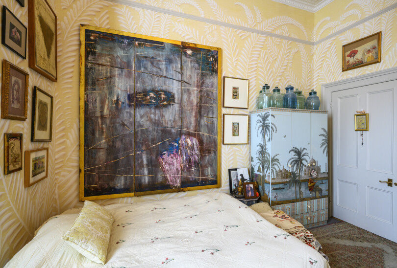 Dans sa chambre, Dimonah range ses "journaux" de collages et de dessins, à l’origine de toutes les mises à plat réalisées pour créer tapisseries et papiers peints.